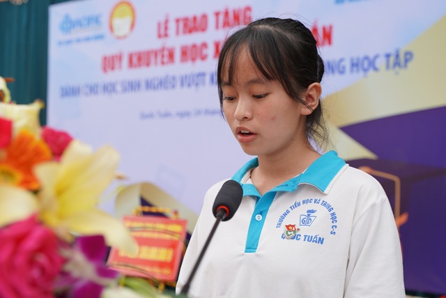Trao tặng 350 triệu đồng giúp học sinh nghèo quê hương anh hùng Phạm Tuân - 5 Trao tặng 350 triệu đồng giúp học sinh nghèo quê hương anh hùng Phạm Tuân - 5