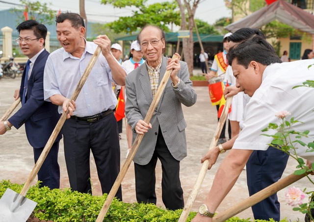 Trao tặng 350 triệu đồng giúp học sinh nghèo quê hương anh hùng Phạm Tuân - 7 Trao tặng 350 triệu đồng giúp học sinh nghèo quê hương anh hùng Phạm Tuân - 7