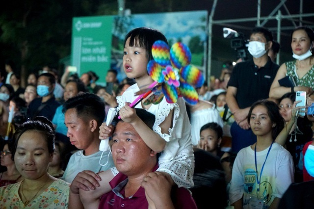 The sea of ​​people crowded to watch the fireworks display in Sam Son city - 5