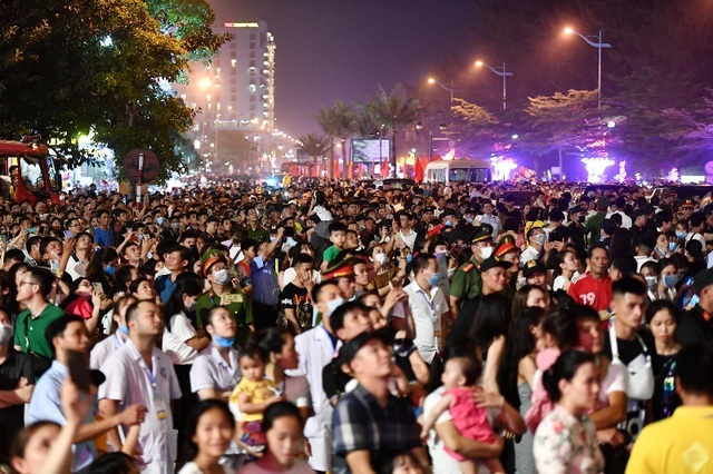 The sea of ​​people crowded to watch the fireworks display in Sam Son city - 4