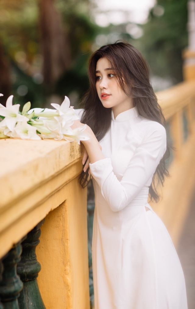 Nữ sinh ĐH Nguyễn Tất Thành dịu dàng bên hoa loa kèn tháng Tư - 1 Nữ sinh ĐH Nguyễn Tất Thành dịu dàng bên hoa loa kèn tháng Tư - 1
