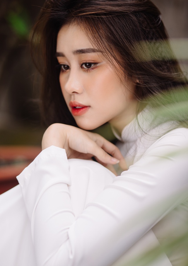 Nữ sinh ĐH Nguyễn Tất Thành dịu dàng bên hoa loa kèn tháng Tư - 8 Nữ sinh ĐH Nguyễn Tất Thành dịu dàng bên hoa loa kèn tháng Tư - 8