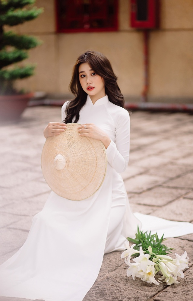 Nữ sinh ĐH Nguyễn Tất Thành dịu dàng bên hoa loa kèn tháng Tư - 9
