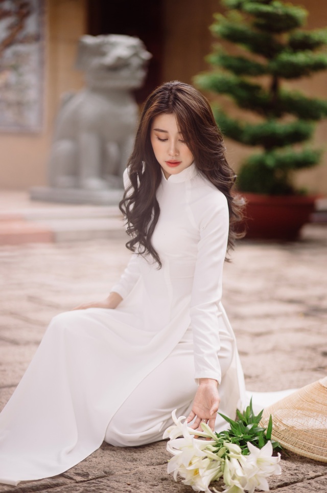 Nữ sinh ĐH Nguyễn Tất Thành dịu dàng bên hoa loa kèn tháng Tư - 10 Nữ sinh ĐH Nguyễn Tất Thành dịu dàng bên hoa loa kèn tháng Tư - 10