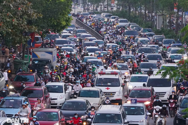 Luồn lách, cướp làn khi tham gia giao thông: ý thức kém hay hạ tầng yếu? - 1 Luồn lách, cướp làn khi tham gia giao thông: ý thức kém hay hạ tầng yếu? - 1