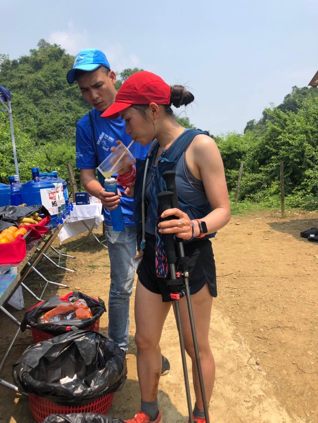 Vận động viên xinh đẹp gây sốc khi về nhất cự ly siêu marathon 70km - 2 Vận động viên xinh đẹp gây sốc khi về nhất cự ly siêu marathon 70km - 2