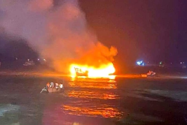 Hai tàu cá bốc cháy khi đang neo đậu - 1