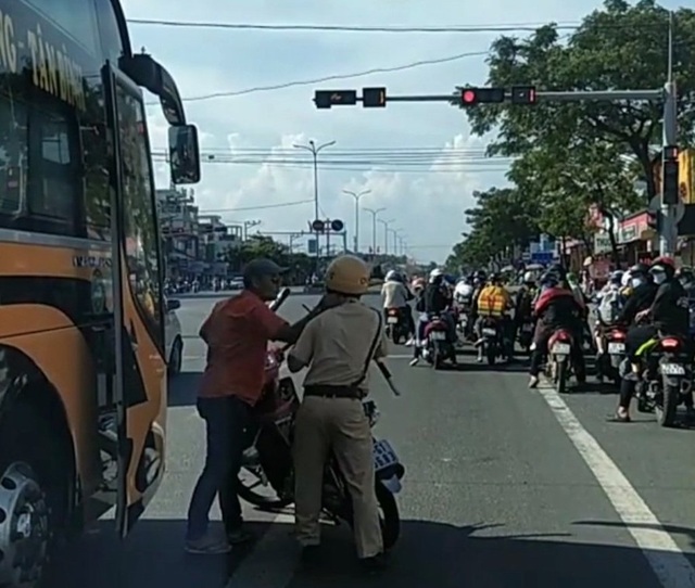 Tài xế say rượu, vượt chốt, dùng gậy bóng chày đánh bị thương CSGT - 1 Tài xế say rượu, vượt chốt, dùng gậy bóng chày đánh bị thương CSGT - 1