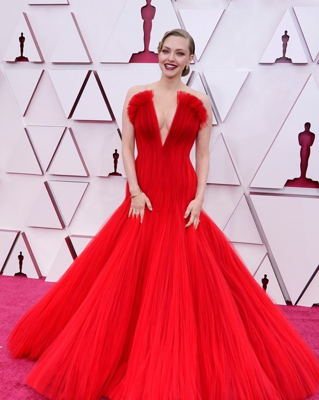 Minh tinh Hollywood mặc váy khoe ngực phẳng lì trên thảm đỏ Oscar 2021 - 21 Minh tinh Hollywood mặc váy khoe ngực phẳng lì trên thảm đỏ Oscar 2021 - 21