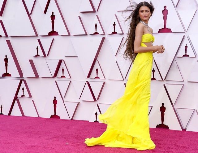 Minh tinh Hollywood mặc váy khoe ngực phẳng lì trên thảm đỏ Oscar 2021 - 6 Minh tinh Hollywood mặc váy khoe ngực phẳng lì trên thảm đỏ Oscar 2021 - 6