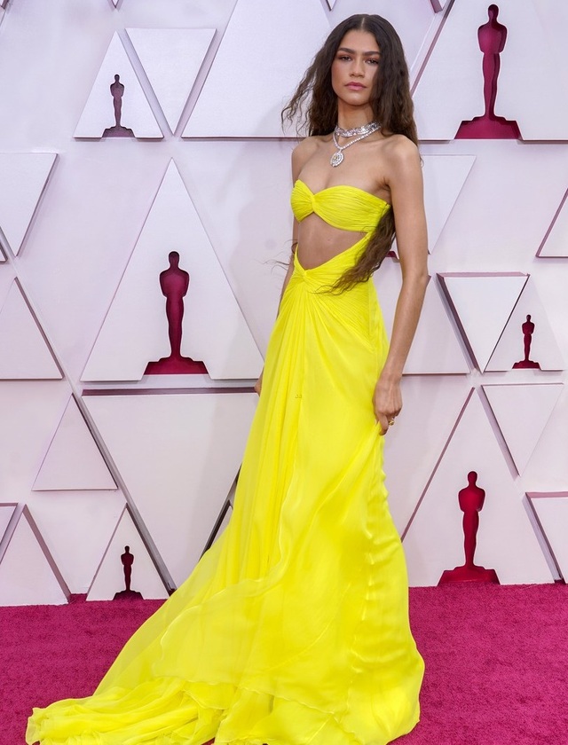 Minh tinh Hollywood mặc váy khoe ngực phẳng lì trên thảm đỏ Oscar 2021 - 5 Minh tinh Hollywood mặc váy khoe ngực phẳng lì trên thảm đỏ Oscar 2021 - 5