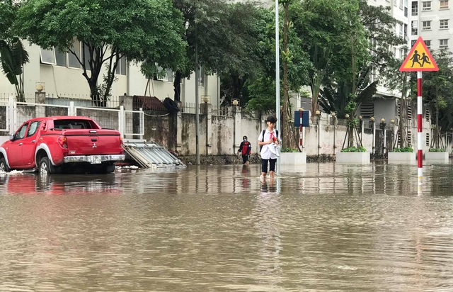 Hà Nội: Hàng loạt ô tô chìm trong dòng nước sau cơn mưa lớn - 8