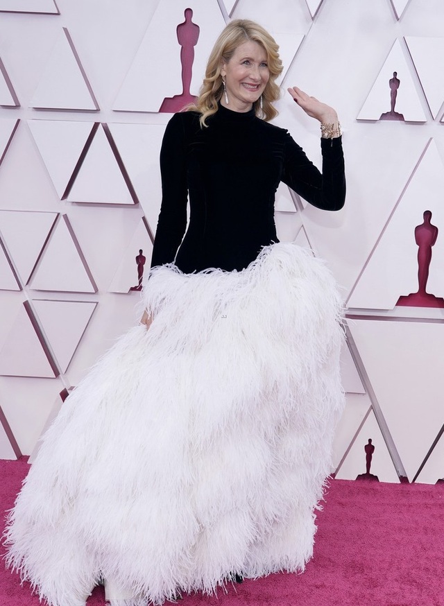 Minh tinh Hollywood mặc váy khoe ngực phẳng lì trên thảm đỏ Oscar 2021 - 18