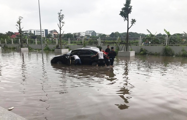 Hà Nội: Hàng loạt ô tô chìm trong dòng nước sau cơn mưa lớn - 3