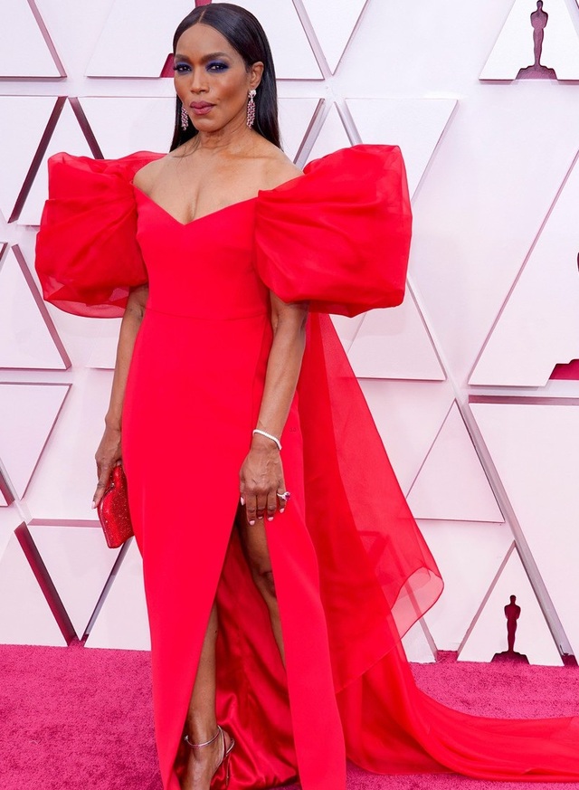 Minh tinh Hollywood mặc váy khoe ngực phẳng lì trên thảm đỏ Oscar 2021 - 19