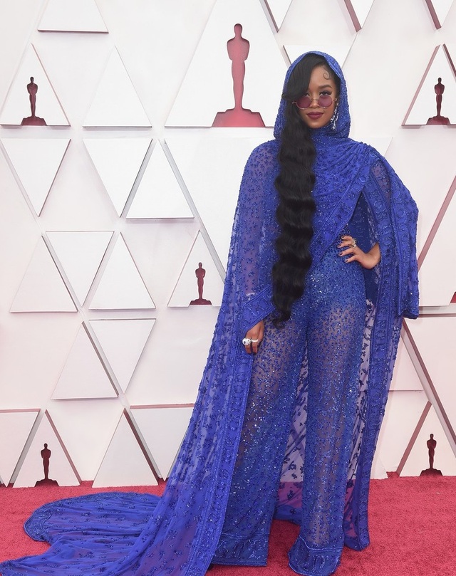 Minh tinh Hollywood mặc váy khoe ngực phẳng lì trên thảm đỏ Oscar 2021 - 8