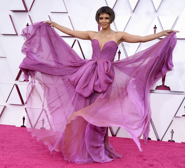 Minh tinh Hollywood mặc váy khoe ngực phẳng lì trên thảm đỏ Oscar 2021 - 11 Minh tinh Hollywood mặc váy khoe ngực phẳng lì trên thảm đỏ Oscar 2021 - 11