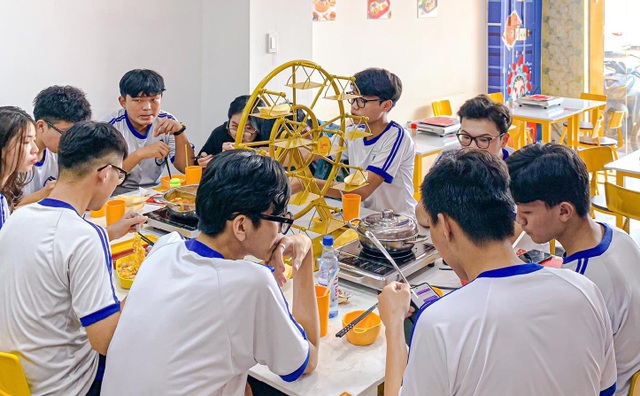 Lẩu đu quay xoay vòng vòng lạ đời ở Sài Gòn - 4 Lẩu đu quay xoay vòng vòng lạ đời ở Sài Gòn - 4