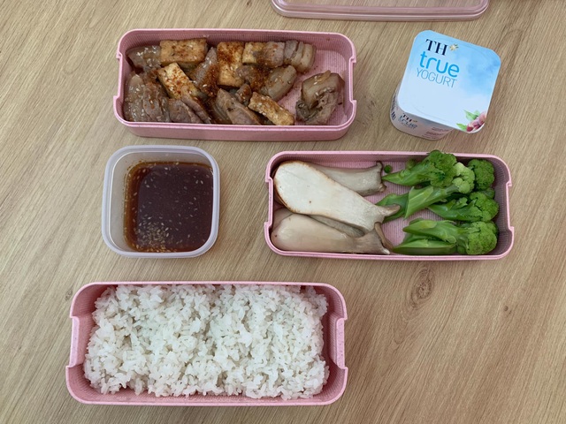 Cô nàng công sở khoe hộp cơm mang đi làm trong một tuần không trùng món - 3 Cô nàng công sở khoe hộp cơm mang đi làm trong một tuần không trùng món - 3