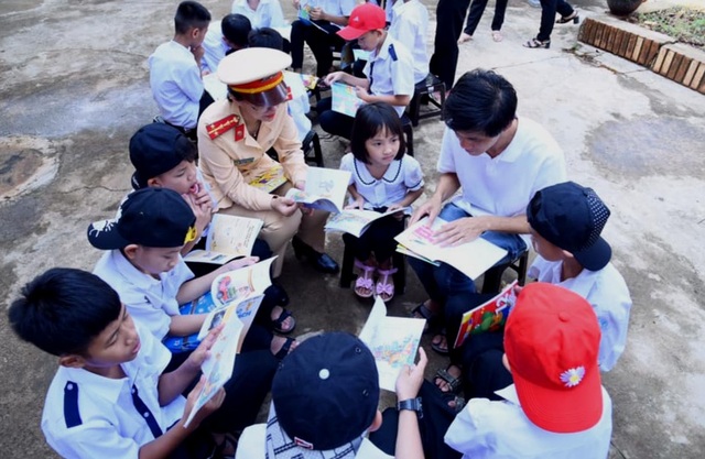 Thư viện về buôn đến với hơn 100 trẻ em tại Trung tâm Bảo trợ xã hội - 1 Thư viện về buôn đến với hơn 100 trẻ em tại Trung tâm Bảo trợ xã hội - 1