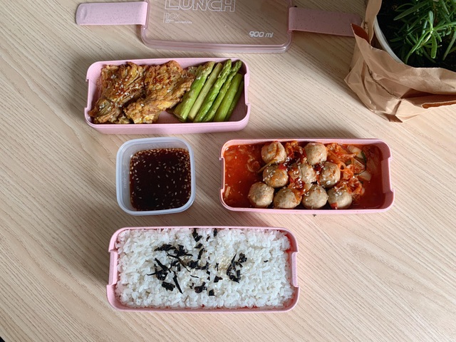 Cô nàng công sở khoe hộp cơm mang đi làm trong một tuần không trùng món - 4 Cô nàng công sở khoe hộp cơm mang đi làm trong một tuần không trùng món - 4