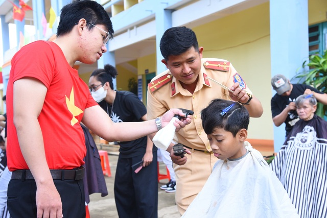 Thư viện về buôn đến với hơn 100 trẻ em tại Trung tâm Bảo trợ xã hội - 4 Thư viện về buôn đến với hơn 100 trẻ em tại Trung tâm Bảo trợ xã hội - 4