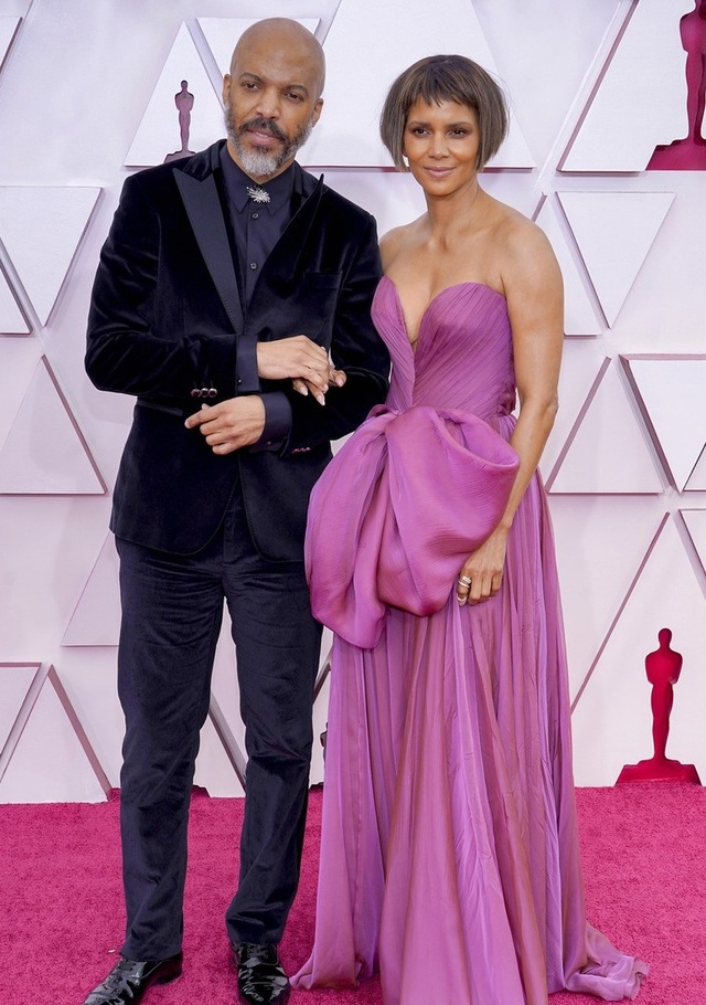 Minh tinh Hollywood mặc váy khoe ngực phẳng lì trên thảm đỏ Oscar 2021 - 10 Minh tinh Hollywood mặc váy khoe ngực phẳng lì trên thảm đỏ Oscar 2021 - 10