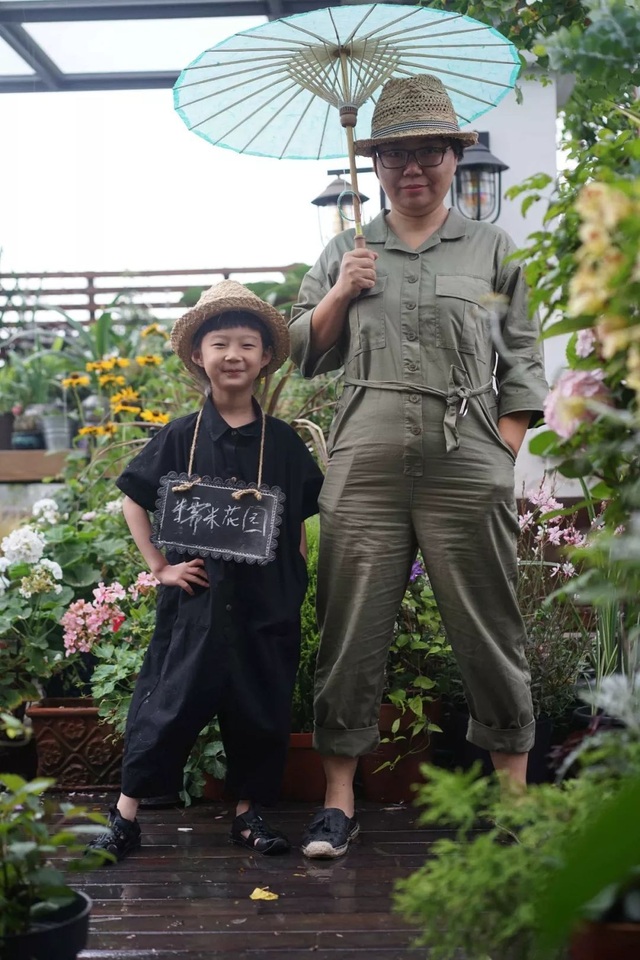 Mẹ cùng con gái biến sân thượng thành thiên đường trăm loài hoa - 1 Mẹ cùng con gái biến sân thượng thành thiên đường trăm loài hoa - 1