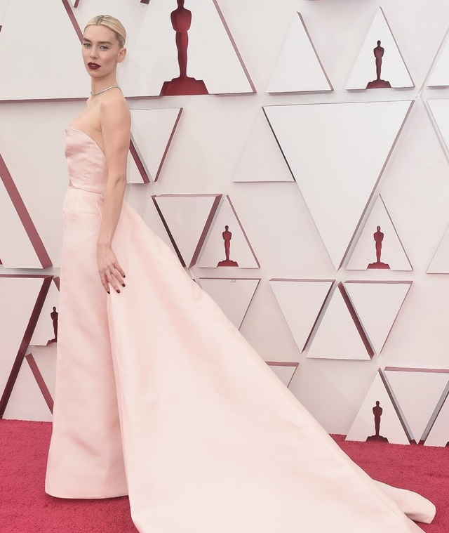 Minh tinh Hollywood mặc váy khoe ngực phẳng lì trên thảm đỏ Oscar 2021 - 1 Minh tinh Hollywood mặc váy khoe ngực phẳng lì trên thảm đỏ Oscar 2021 - 1