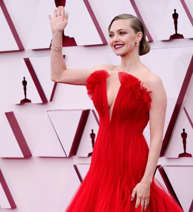Minh tinh Hollywood mặc váy khoe ngực phẳng lì trên thảm đỏ Oscar 2021 - 20 Minh tinh Hollywood mặc váy khoe ngực phẳng lì trên thảm đỏ Oscar 2021 - 20