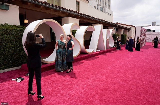 Minh tinh Hollywood mặc váy khoe ngực phẳng lì trên thảm đỏ Oscar 2021 - 36 Minh tinh Hollywood mặc váy khoe ngực phẳng lì trên thảm đỏ Oscar 2021 - 36