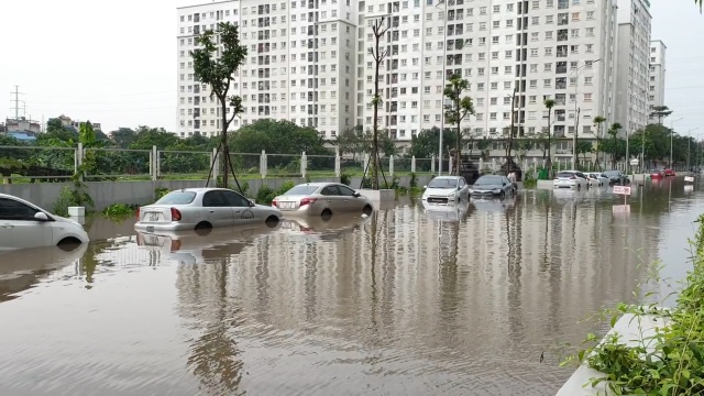 Hà Nội: Hàng loạt ô tô chìm trong dòng nước sau cơn mưa lớn - 1