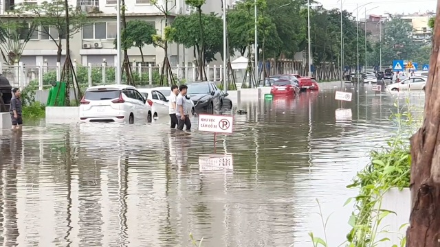 Hà Nội: Hàng loạt ô tô chìm trong dòng nước sau cơn mưa lớn