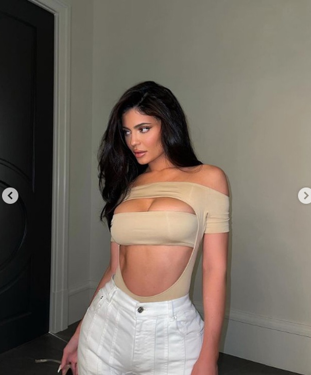 Kylie Jenner mặc áo thủng lỗ chỗ, khoe ngực căng đầy