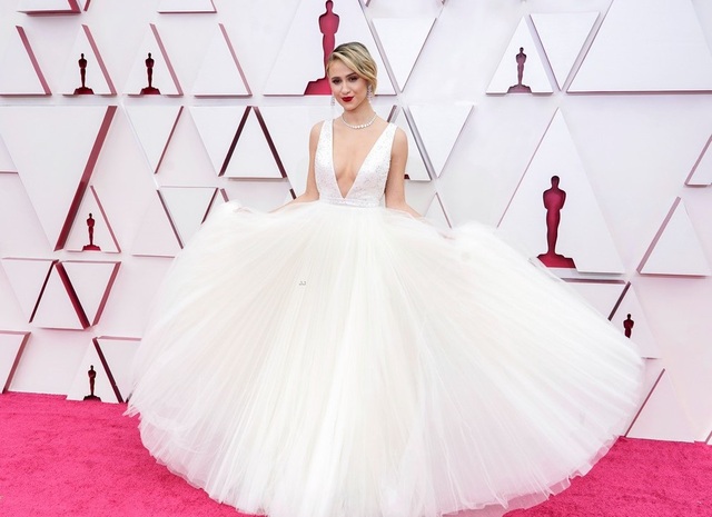 Minh tinh Hollywood mặc váy khoe ngực phẳng lì trên thảm đỏ Oscar 2021 - 25 Minh tinh Hollywood mặc váy khoe ngực phẳng lì trên thảm đỏ Oscar 2021 - 25