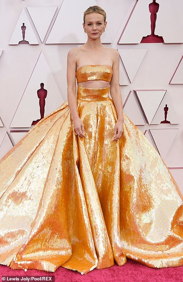 Minh tinh Hollywood mặc váy khoe ngực phẳng lì trên thảm đỏ Oscar 2021 - 13 Minh tinh Hollywood mặc váy khoe ngực phẳng lì trên thảm đỏ Oscar 2021 - 13