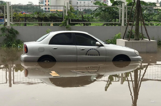 Hà Nội: Hàng loạt ô tô chìm trong dòng nước sau cơn mưa lớn - 7