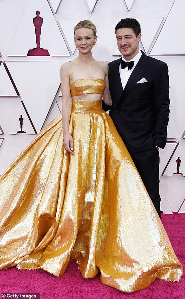 Minh tinh Hollywood mặc váy khoe ngực phẳng lì trên thảm đỏ Oscar 2021 - 12 Minh tinh Hollywood mặc váy khoe ngực phẳng lì trên thảm đỏ Oscar 2021 - 12