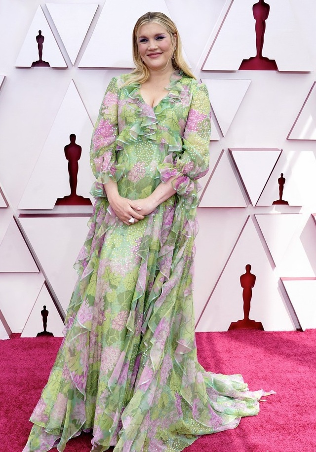 Minh tinh Hollywood mặc váy khoe ngực phẳng lì trên thảm đỏ Oscar 2021 - 14
