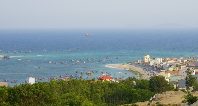 A picturesque fishing village that captivates visitors in Binh Dinh - 2