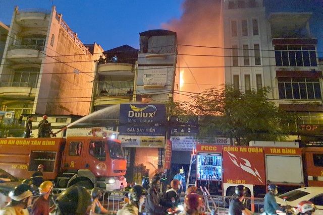 Hai căn nhà bốc cháy dữ dội ở Sài Gòn - 1 Hai căn nhà bốc cháy dữ dội ở Sài Gòn - 1