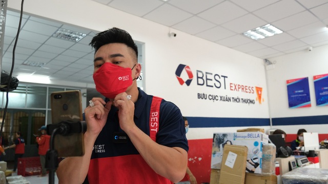 Lê Dương Bảo Lâm chia sẻ trải nghiệm lần đầu làm shipper, đến tận nhà giao hàng cho fan - 2 Lê Dương Bảo Lâm chia sẻ trải nghiệm lần đầu làm shipper, đến tận nhà giao hàng cho fan - 2