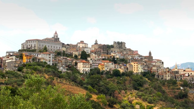 Kỳ lạ thị trấn cổ ở Italia rao bán nhà với giá rẻ hơn 1 ly cà phê - 4 Kỳ lạ thị trấn cổ ở Italia rao bán nhà với giá rẻ hơn 1 ly cà phê - 4
