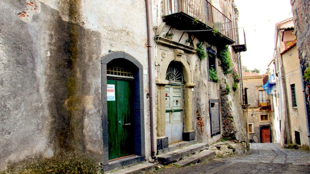 Kỳ lạ thị trấn cổ ở Italia rao bán nhà với giá rẻ hơn 1 ly cà phê - 7