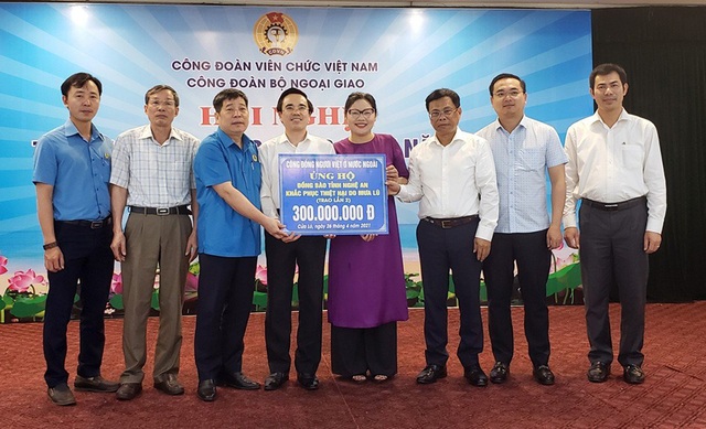 Ông Lương Quốc Huy - Chủ tịch Công đoàn Bộ Ngoại giao Việt Nam trao tặng món quà do kiều bào người Việt ở nước ngoài ủng hộ, hỗ trợ đồng bào Miền Trung. Ông Lương Quốc Huy - Chủ tịch Công đoàn Bộ Ngoại giao Việt Nam trao tặng món quà do kiều bào người Việt ở nước ngoài ủng hộ, hỗ trợ đồng bào Miền Trung.