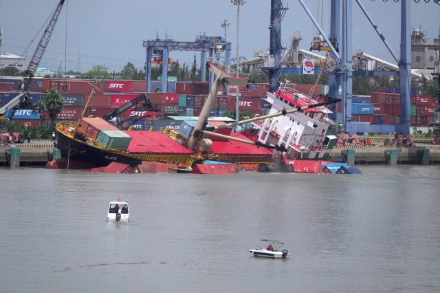 Tàu hàng Mông Cổ bị nghiêng, 18 container rơi xuống sông Sài Gòn - 1