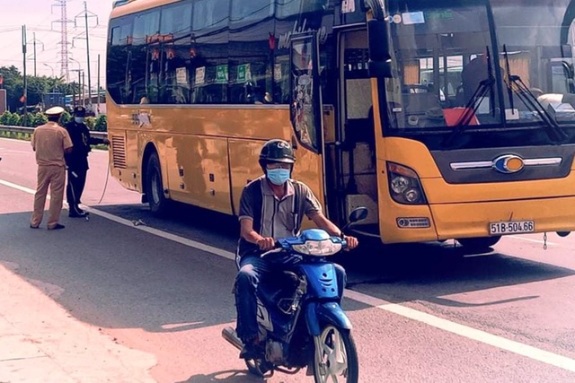 Xe khách húc vào đuôi xe máy, một người đàn ông chết tại chỗ - 1 Xe khách húc vào đuôi xe máy, một người đàn ông chết tại chỗ - 1