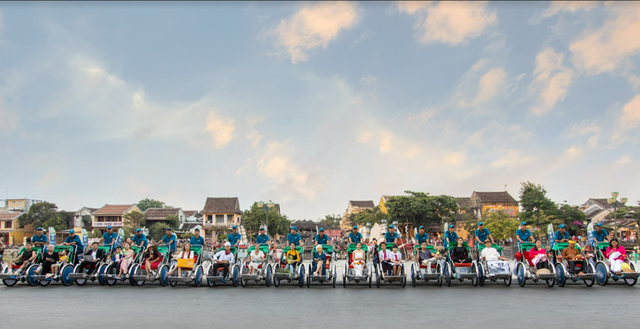 20 cyclo drivers carrying new Hoi street quality to anywhere - 7