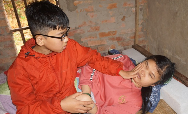 Bạn đọc tiếp tục giúp đỡ người mẹ mù xin ánh sáng cho con gần 80 triệu đồng - 1 Bạn đọc tiếp tục giúp đỡ người mẹ mù xin ánh sáng cho con gần 80 triệu đồng - 1