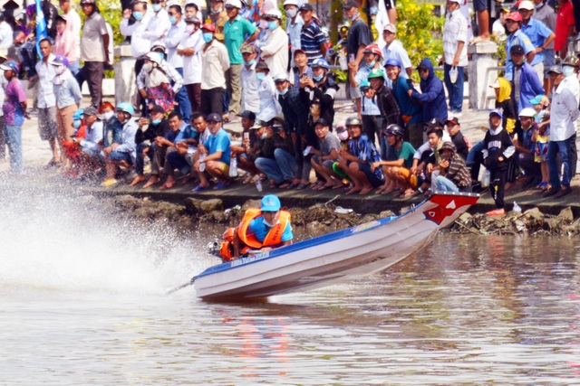 The people of Ca Mau river race to drive interest like flying over the water - 4